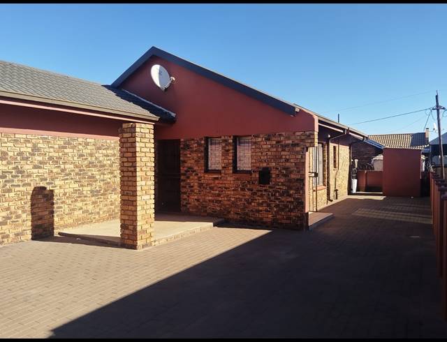 3 BEDROOM HOUSE FOR SALE IN SEBOKENG ZONE 10